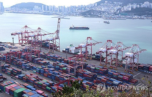 선적 및 하역작업 중인 부산항 신선대 부두 [연합뉴스]